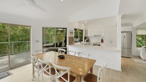 Dining - Villa Luna - Pet Friendly Retreat (Avoca Beach)