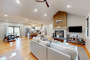 TV, foosball, books - 2 Miles to the Lake - Million Dollar Beach (Lake George)