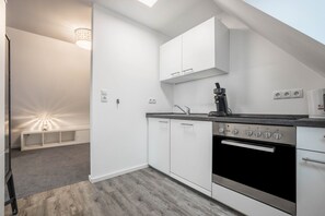 Jääkaappi, uuni, liesi, astianpesukone