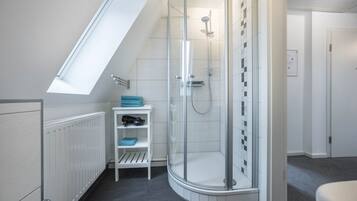 Een douche, gratis toiletartikelen, een haardroger, handdoeken