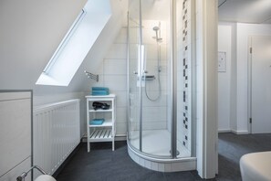 Ducha, artículos de higiene personal gratuitos y secador de pelo