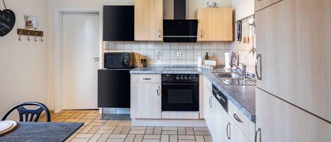 Kylskåp, mikrovågsugn, ugn och spishäll