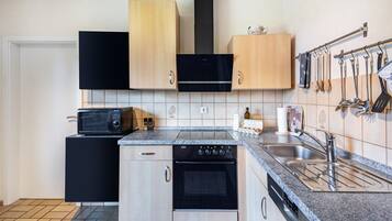 KĂŒhlschrank, Mikrowelle, Ofen, Herdplatte