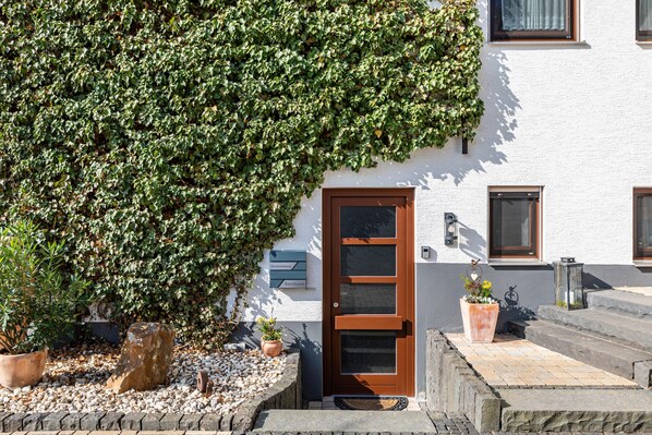 Exterior detail - Holiday Apartment "Kirchheim" with Private Terrace, Private Garden and Wi-Fi (Kirchheim)