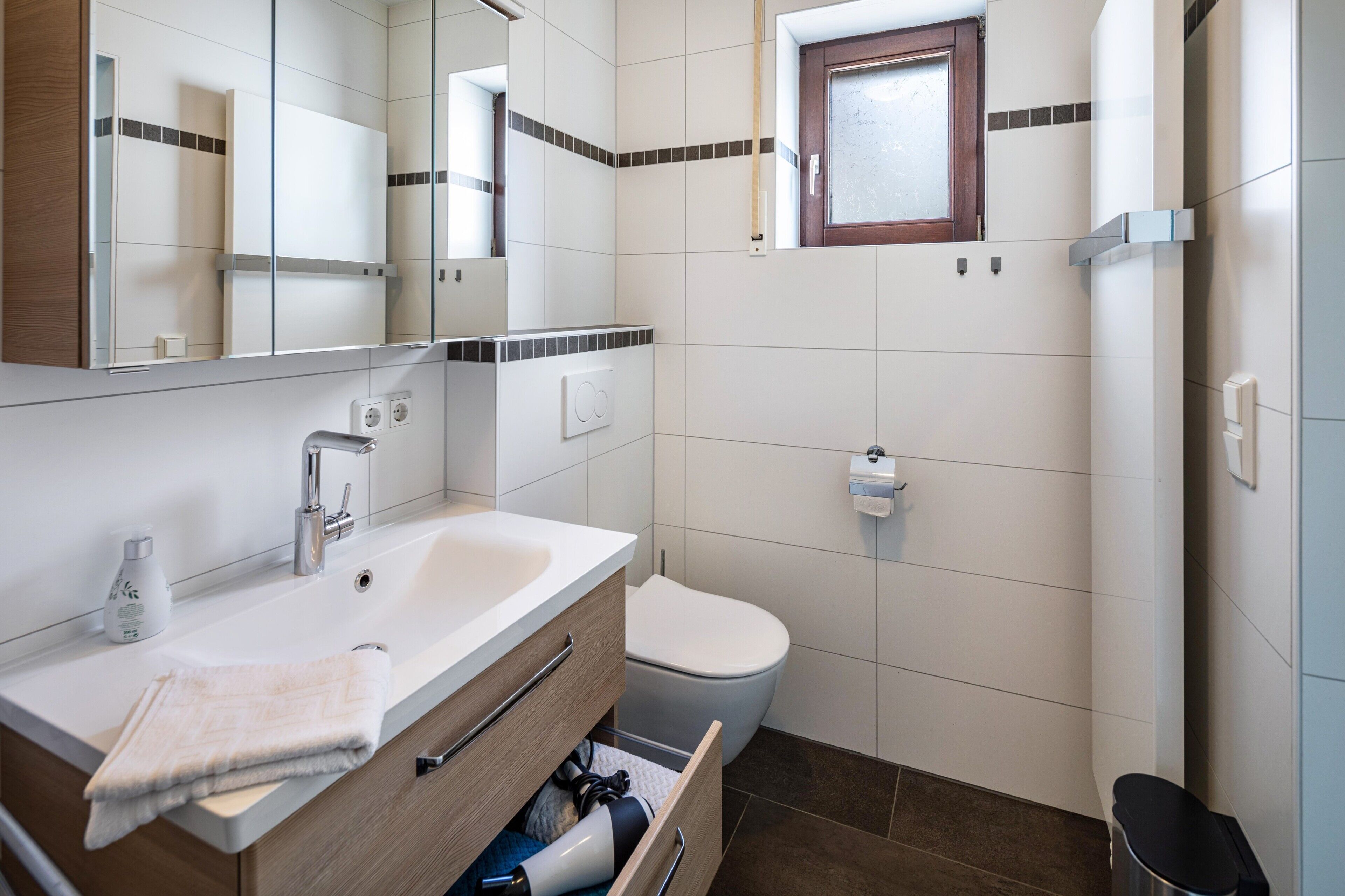 Dusche, Haartrockner, Handtücher