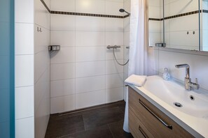 Douche, séchoir à cheveux, serviettes fournies