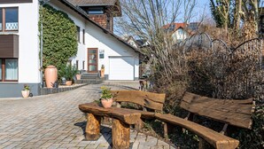A cobblestone street with a wooden bench and potted plants. - Holiday Apartment "Kirchheim" with Private Terrace, Private Garden and Wi-Fi (Kirchheim)