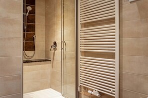 Een douche, een haardroger, handdoeken