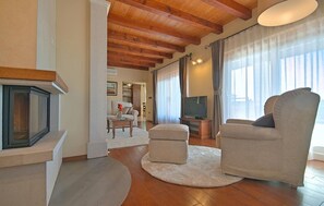Smart TV, fireplace, ping pong - Stunning home in Visnjan with WiFi (Visnjan)
