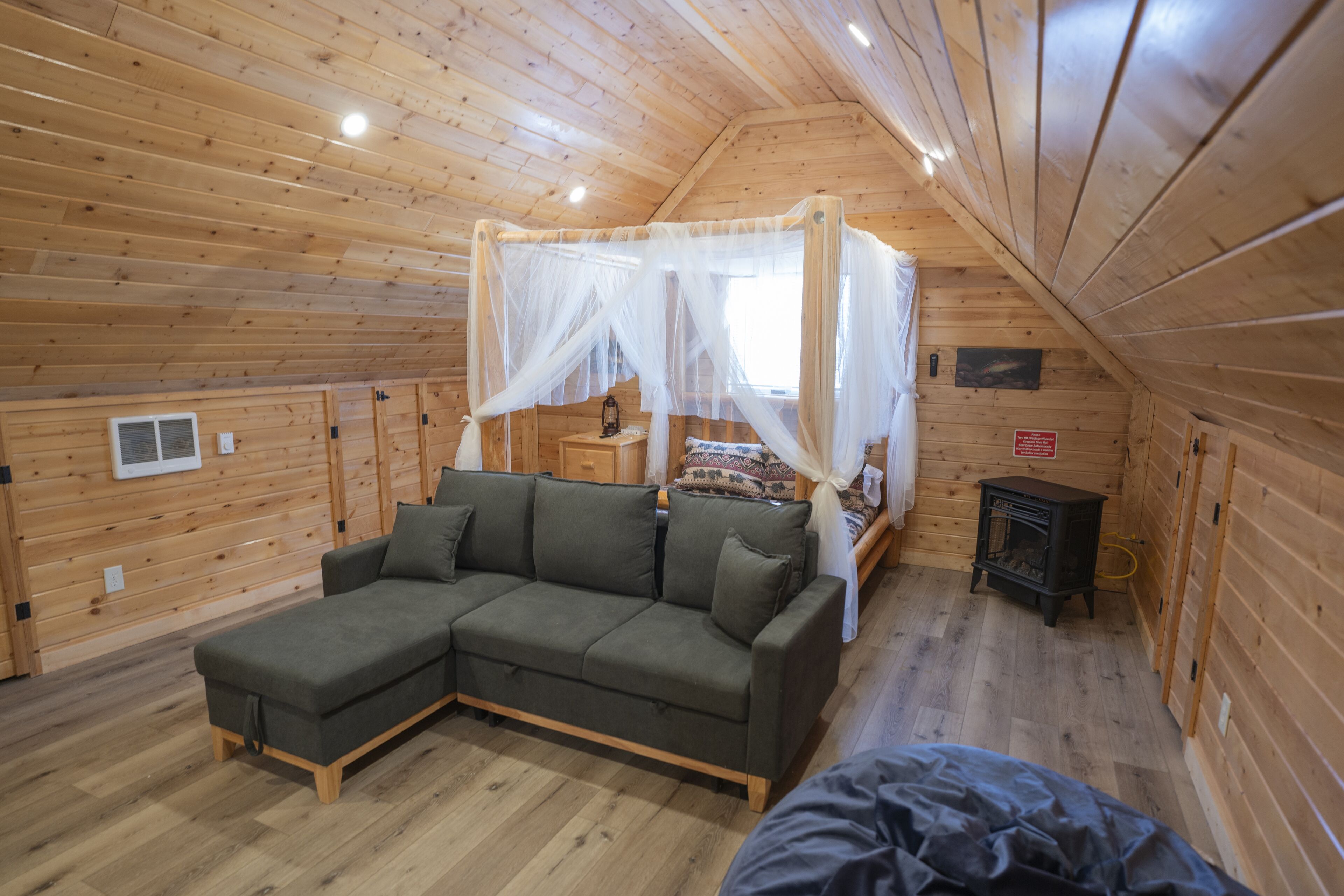 30 Mins to Yellowstone Park Cozy Studio for 4  w Full Kitchen and Bath