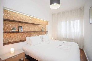 3 habitaciones, tabla de planchar con plancha, wifi y ropa de cama 