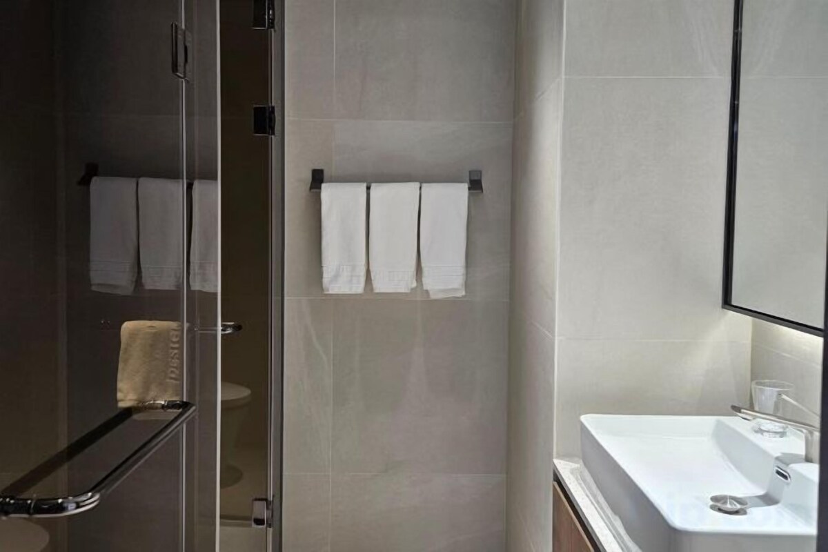 Máy sấy tóc, áo choàng tắm, dép đi trong nhà, chậu vệ sinh/vòi rửa 