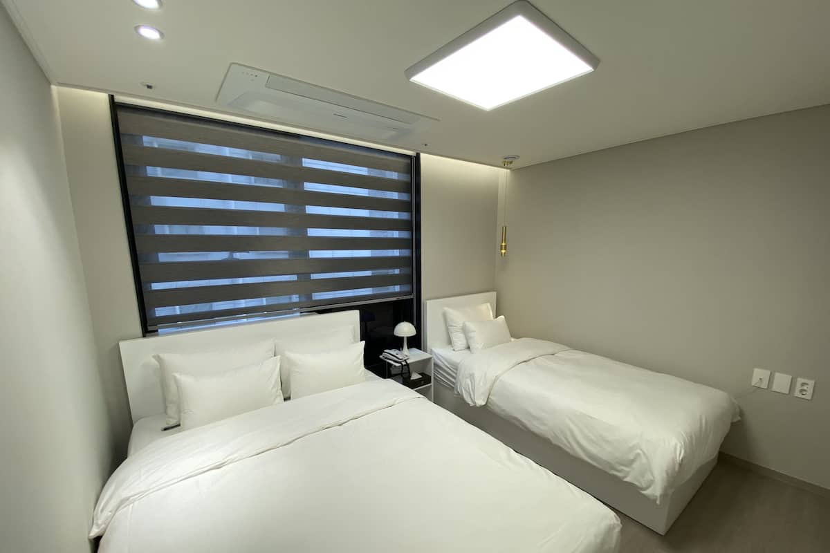 Suite Premier Twin Room | 1 bedroom, premium bedding, down comforters, in-room safe
