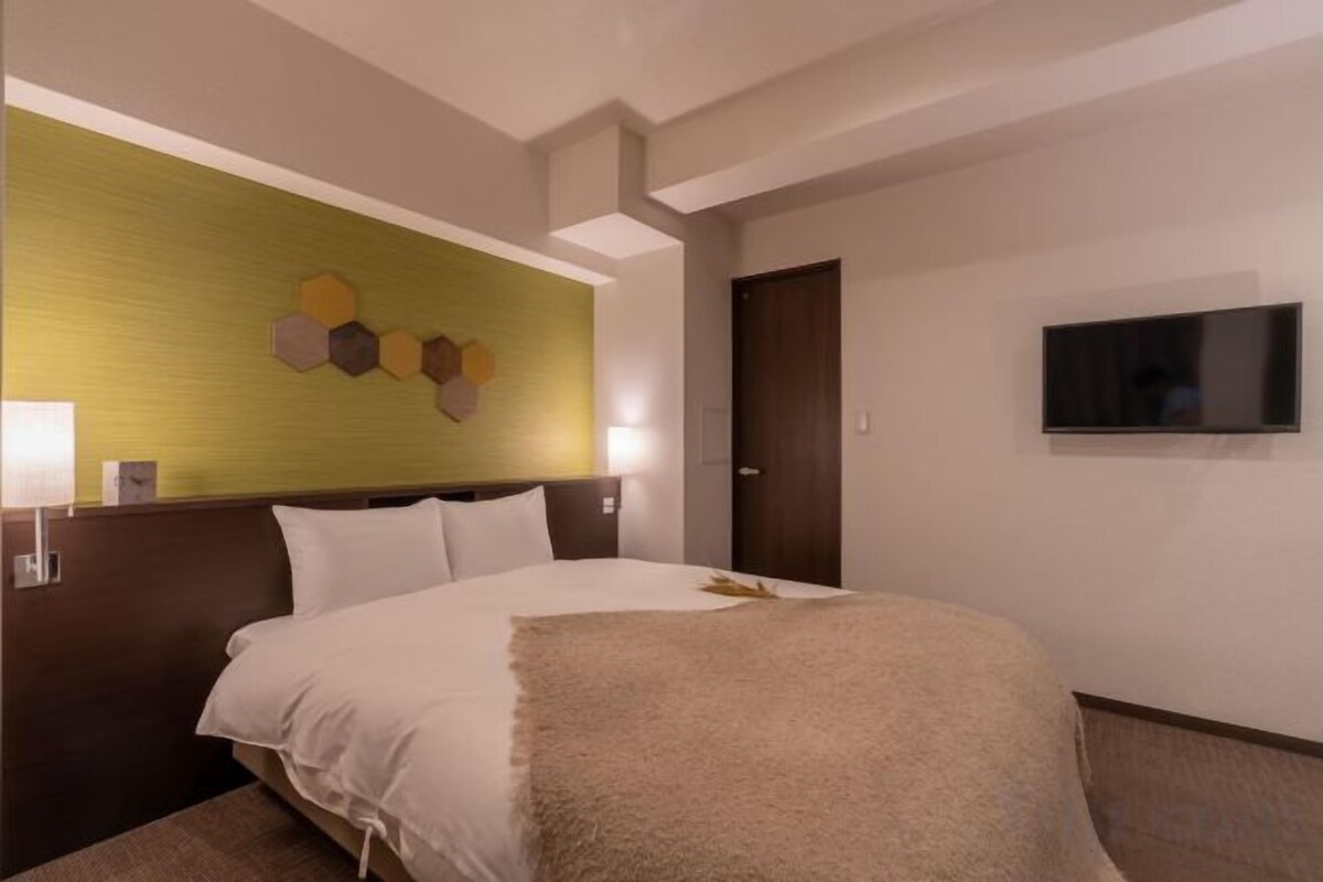 Hypo-allergenic bedding, down duvets, in-room safe, desk