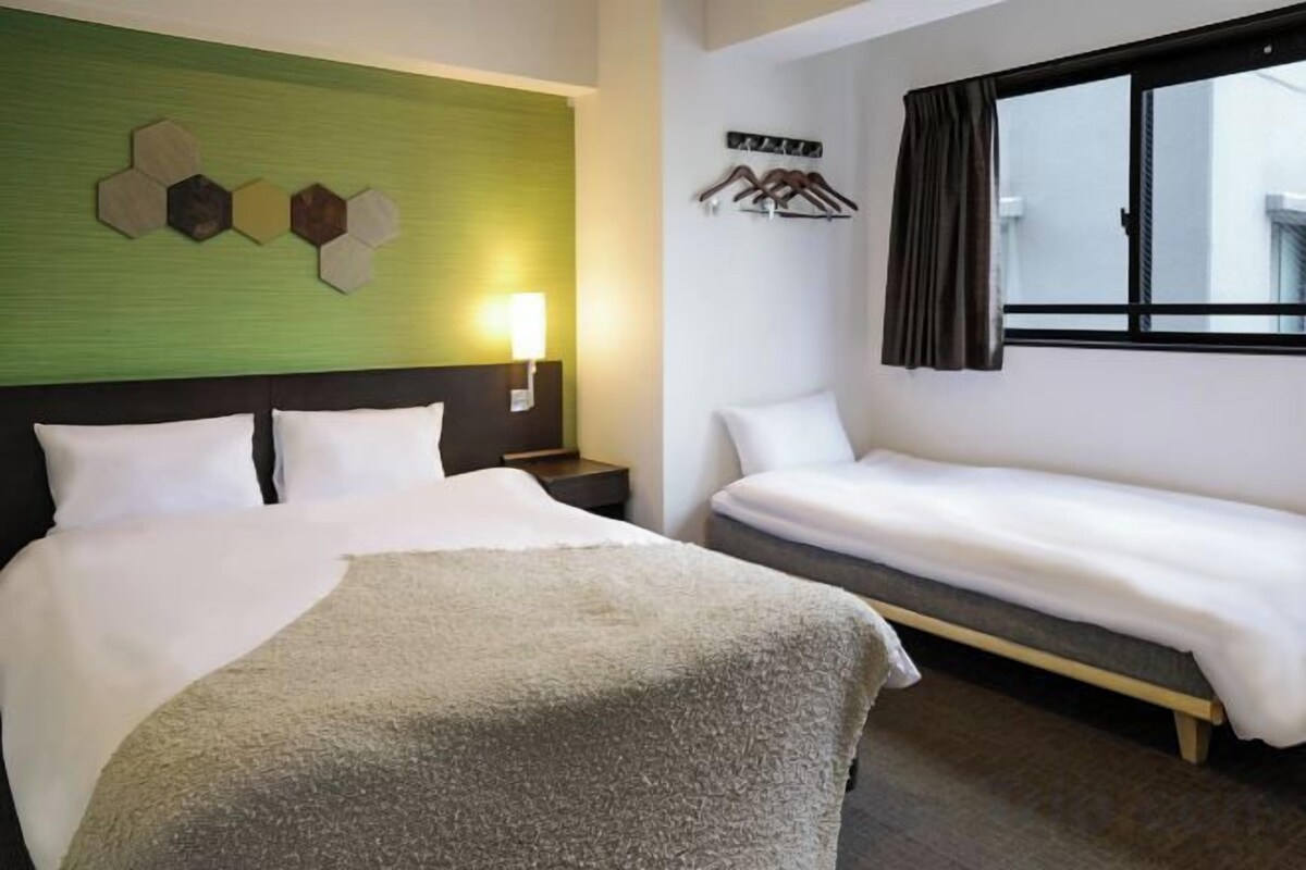 Hypo-allergenic bedding, down duvets, in-room safe, desk