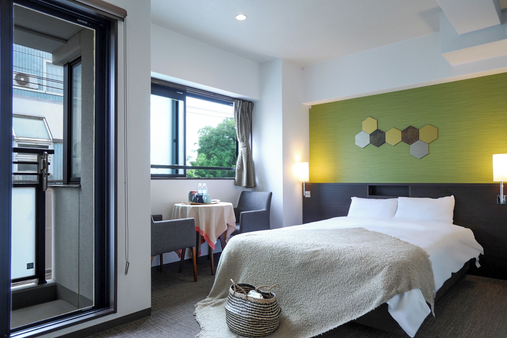 Habitación triple Confort, 1 cama doble con sofá cama, vistas a la ciudad | Vistas del balcón