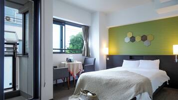 Habitación triple Confort, 1 cama doble con sofá cama, vistas a la ciudad | Vistas del balcón