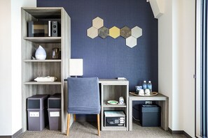 Habitación triple Confort, 1 cama doble con sofá cama, vistas al parque | Ropa de cama hipoalergénica, edredones de plumas, caja fuerte