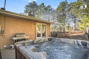 Outdoor spa tub - Thunderbird (Colorado Springs)
