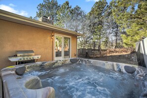 Outdoor spa tub - Thunderbird (Colorado Springs)