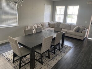 Dining - Spacious 4BD 3.5BR Home 10 minutes from all Disney attractions (Davenport)