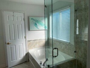 Combined shower/bathtub, hair dryer, towels, soap - Spacious 4BD 3.5BR Home 10 minutes from all Disney attractions (Davenport)