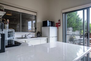 Réfrigérateur, micro-ondes, plaque de cuisson, bouilloire électrique