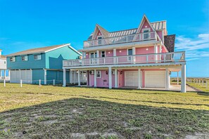 Exterior - Sprawling ocean view home with shared pool, balconies, & direct beach access (Galveston)