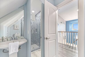 Towels - Sprawling ocean view home with shared pool, balconies, & direct beach access (Galveston)