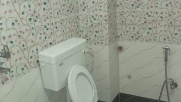 Shower, rainfall showerhead, free toiletries, towels