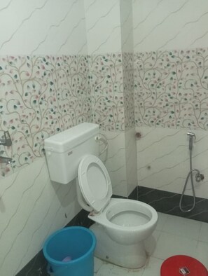 Shower, rainfall showerhead, free toiletries, towels - Goroomgo Hotel Shivay Varanasi (Varanasi)
