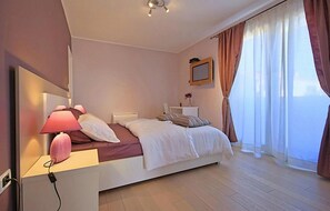 4 Schlafzimmer, Bügeleisen/Bügelbrett, Reisekinderbett, kostenloses WLAN