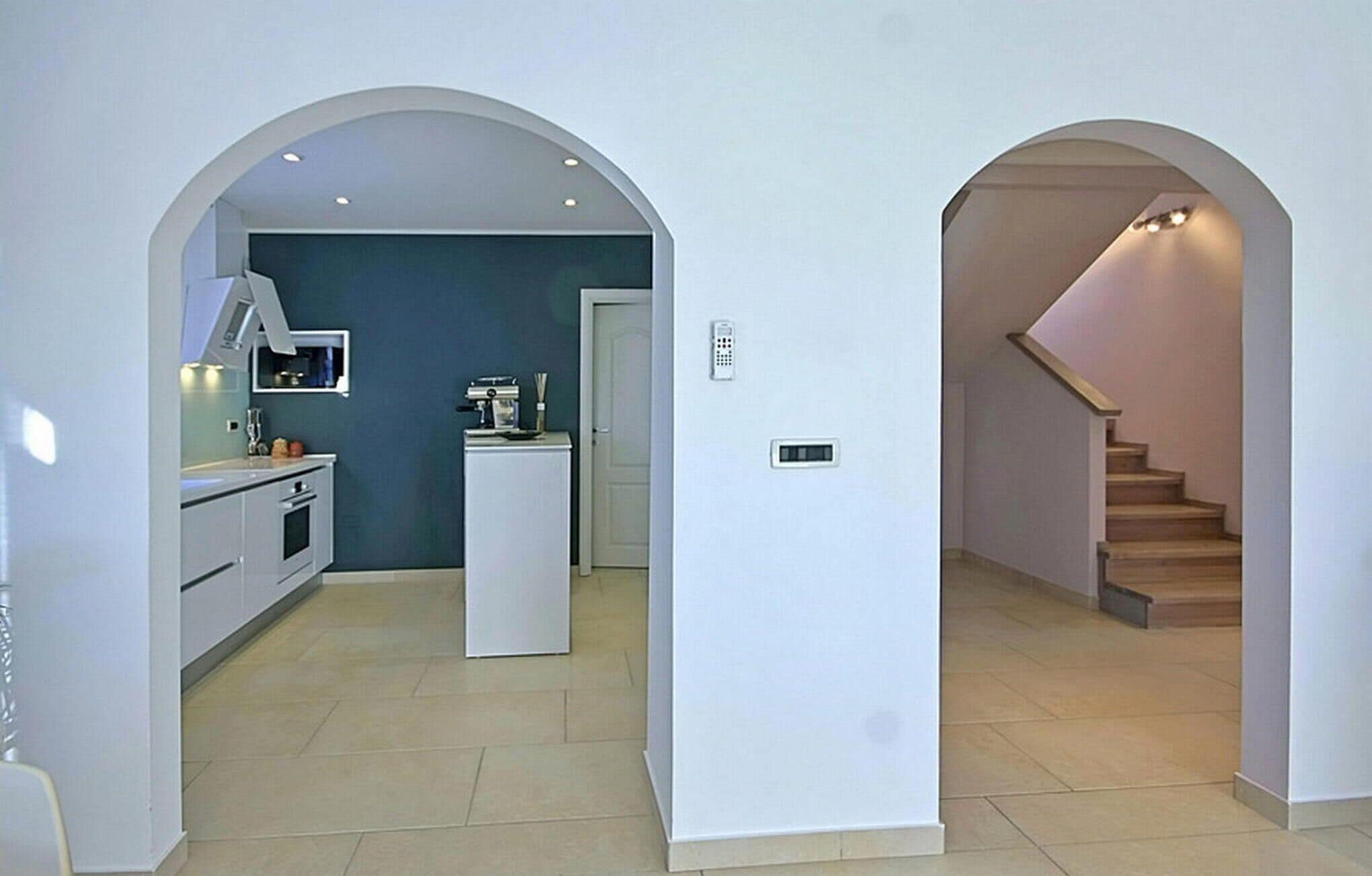 Un appartement moderne comprenant une cuisine, un espace de vie et un escalier.