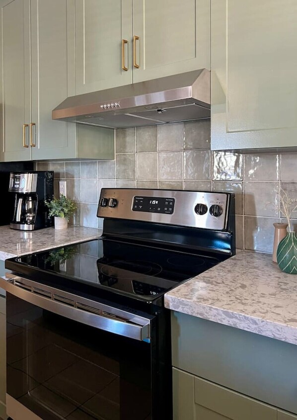 Køleskab, mikrobølgeovn, ovn, kogeplade