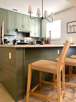 Réfrigérateur, micro-ondes, four, plaque de cuisson