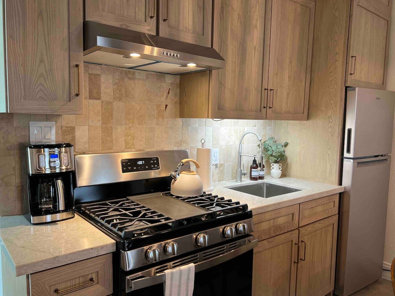 Køleskab, mikrobølgeovn, ovn, kogeplade