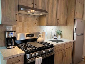 Jääkaappi, mikroaaltouuni, uuni, liesi