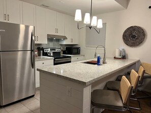 Køleskab, mikrobølgeovn, ovn, kogeplade