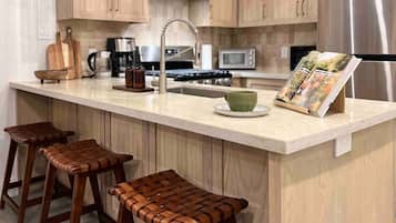 Køleskab, mikrobølgeovn, ovn, kogeplade