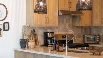 Coffee/tea maker, fridge, microwave, oven