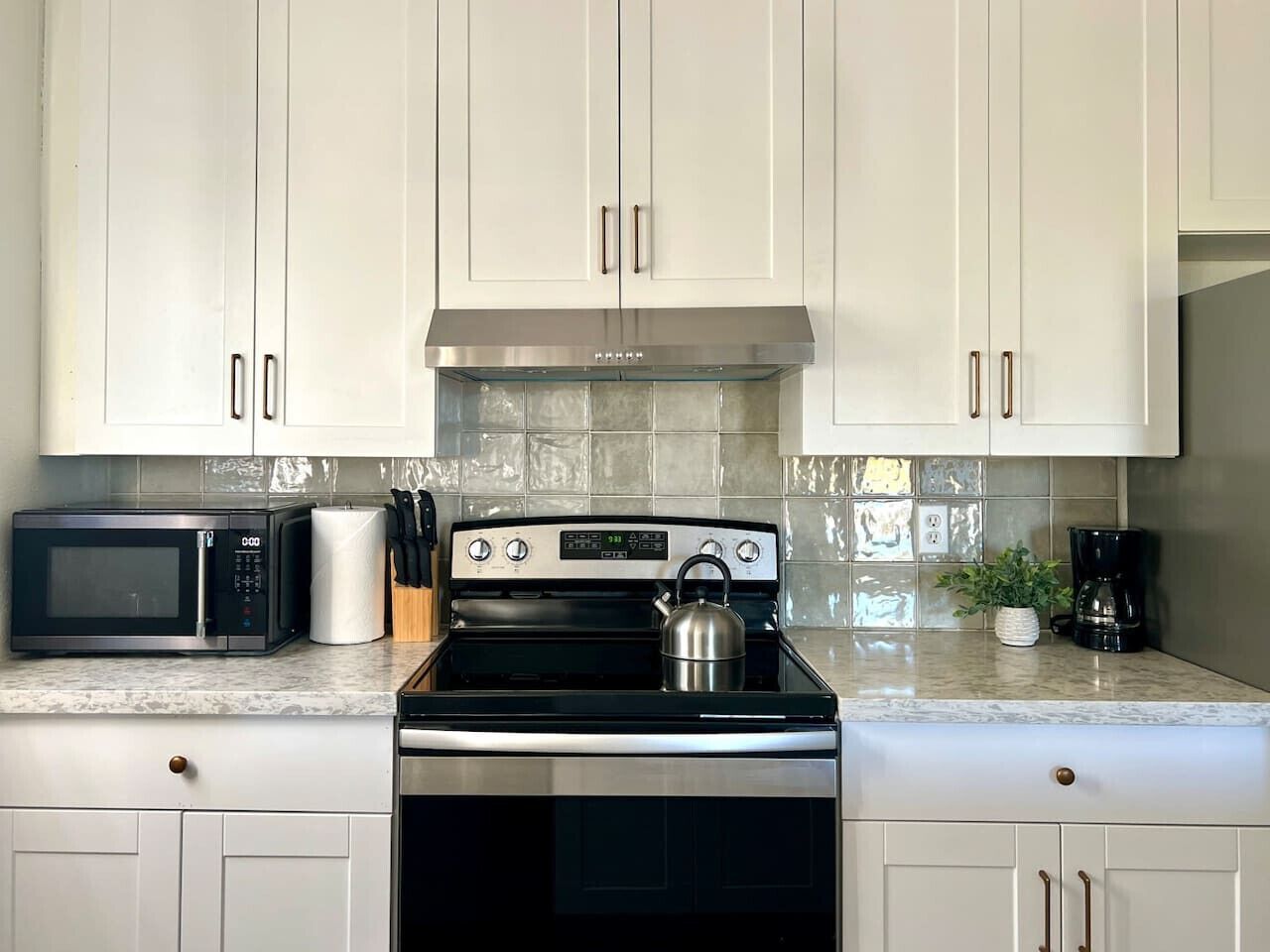 Refrigerador, microondas, horno y parrilla de estufa 