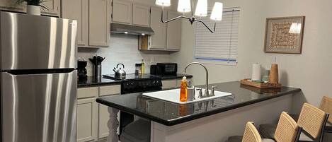 Een koelkast, een microgolfoven, een oven, een kookplaat