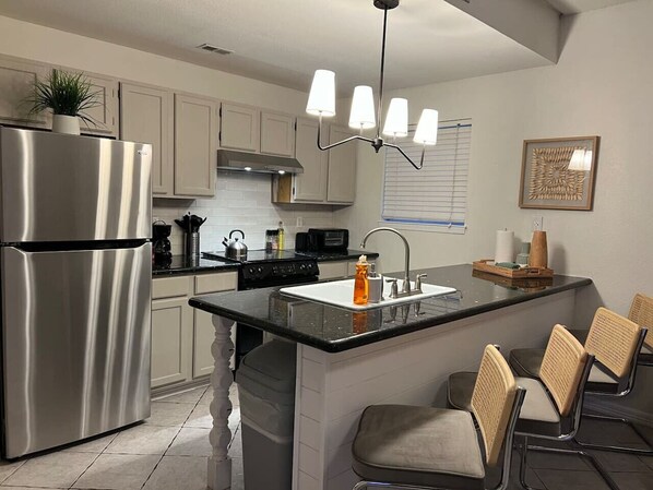 Réfrigérateur, micro-ondes, four, plaque de cuisson