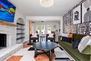 Smart TV, fireplace - Upgraded Modern 4 BR Home in Marietta w/ Hot Tub & Pool | Outdoor Living with Patio & Gas Fire Table (Marietta)