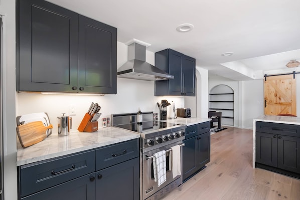 Refrigerador, microondas, horno, placa de cocina