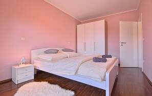 2 habitaciones, cuna de viaje, wifi gratis y ropa de cama