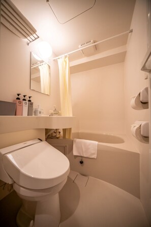 Combined shower/bathtub, rainfall showerhead, free toiletries - JA Hotel Bentencho (Osaka)