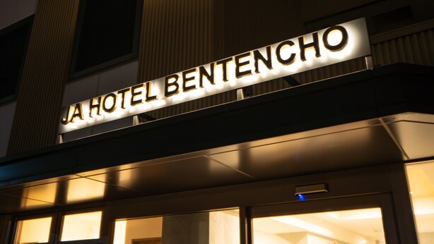 Letrero de hotel con letras iluminadas que dicen "JA HOTEL BENTENCHO".