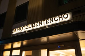 A hotel sign with illuminated letters spelling "JA HOTEL BENTENCHO".
