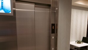 Un ascensor con pantalla digital y panel de control.